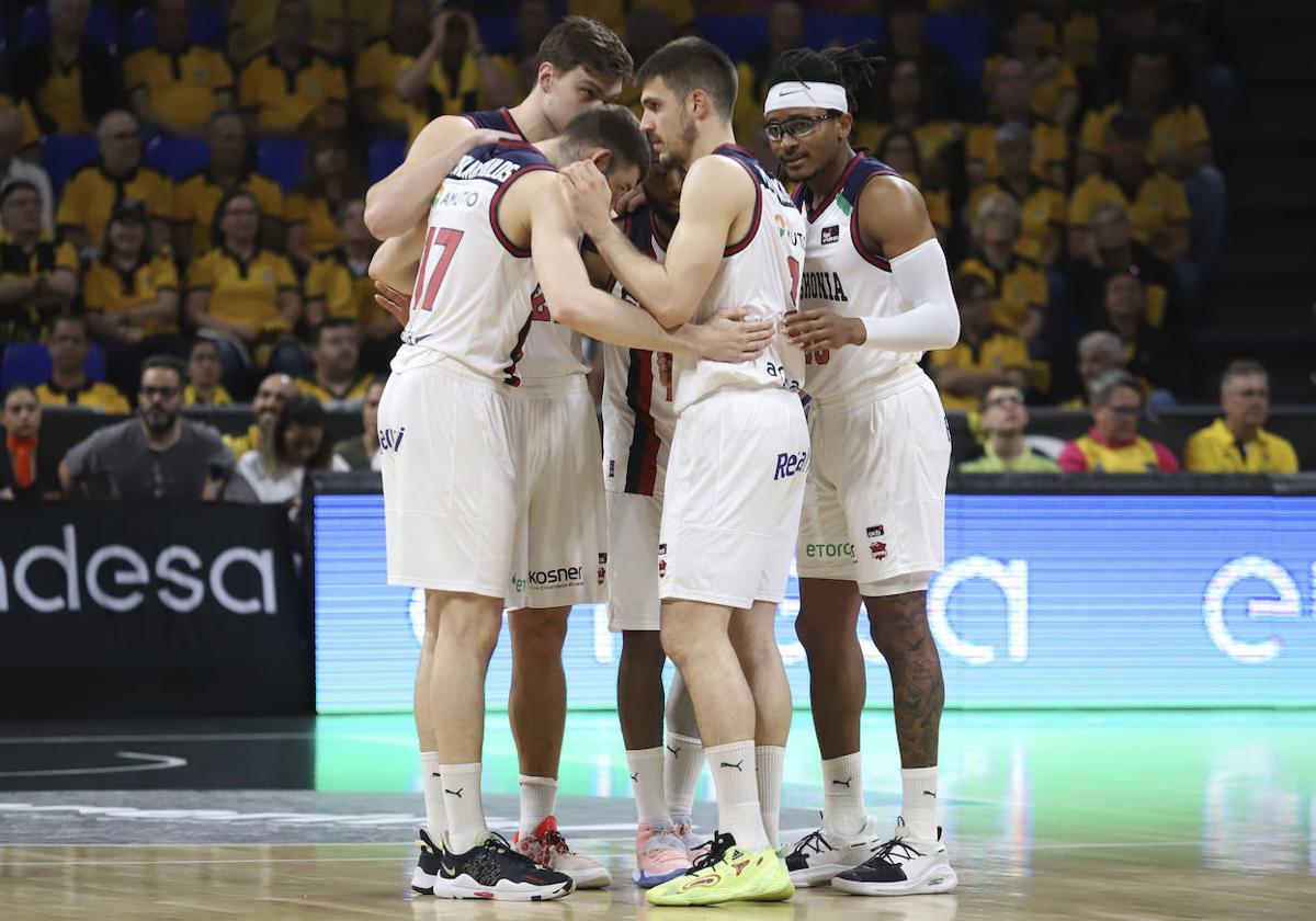 Maik Kotsar, Nikos Rogkavopoulos, Vanja Marinkovic y Chima Moneke se conjuran durante un partido del Baskonia.