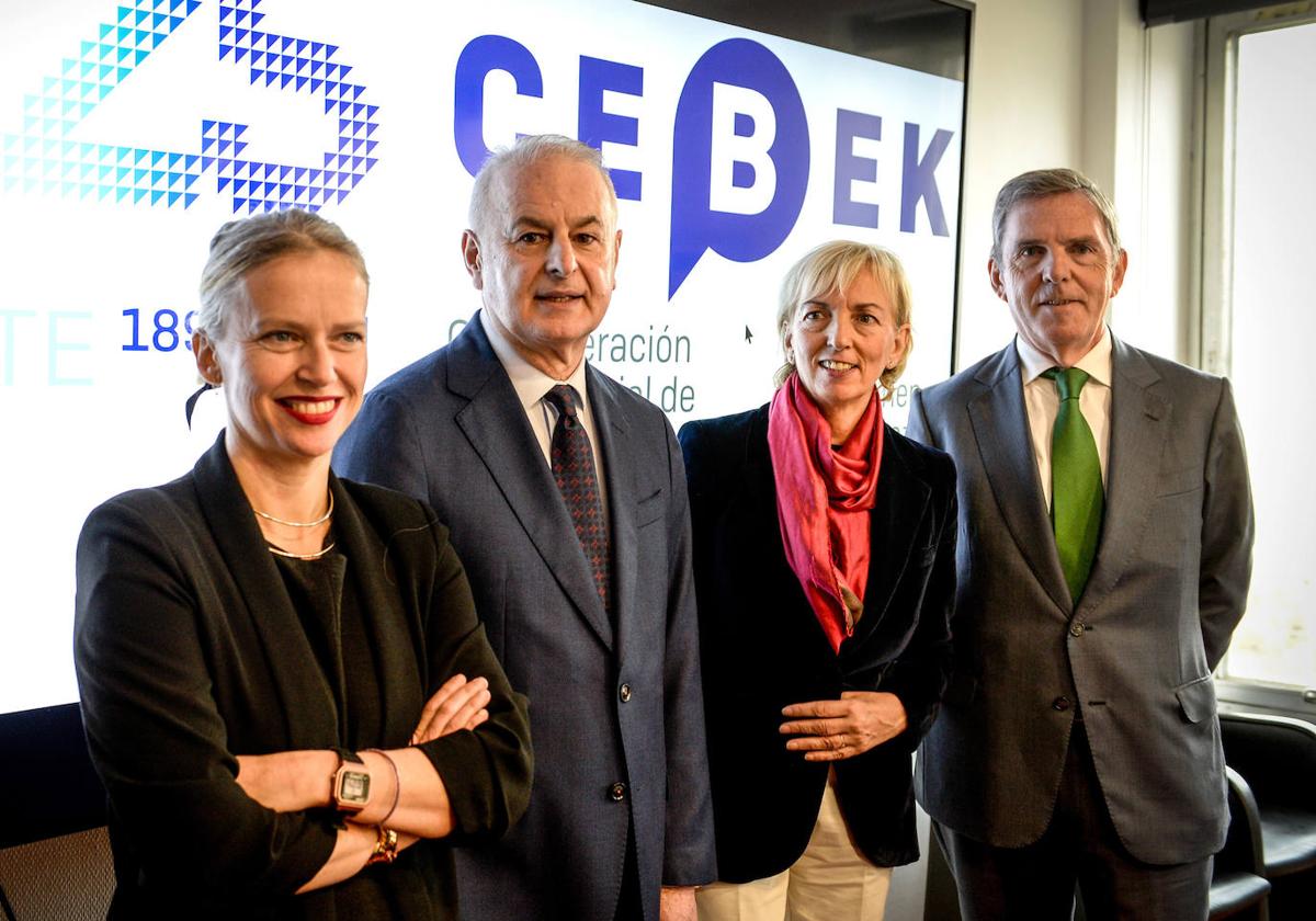 De izquierda a derecha, Ángela Fernández, Franciso Javier Azpiazu, Carolina Pérez Toledo y Asís Canales, miembros de la dirección de Cebek.