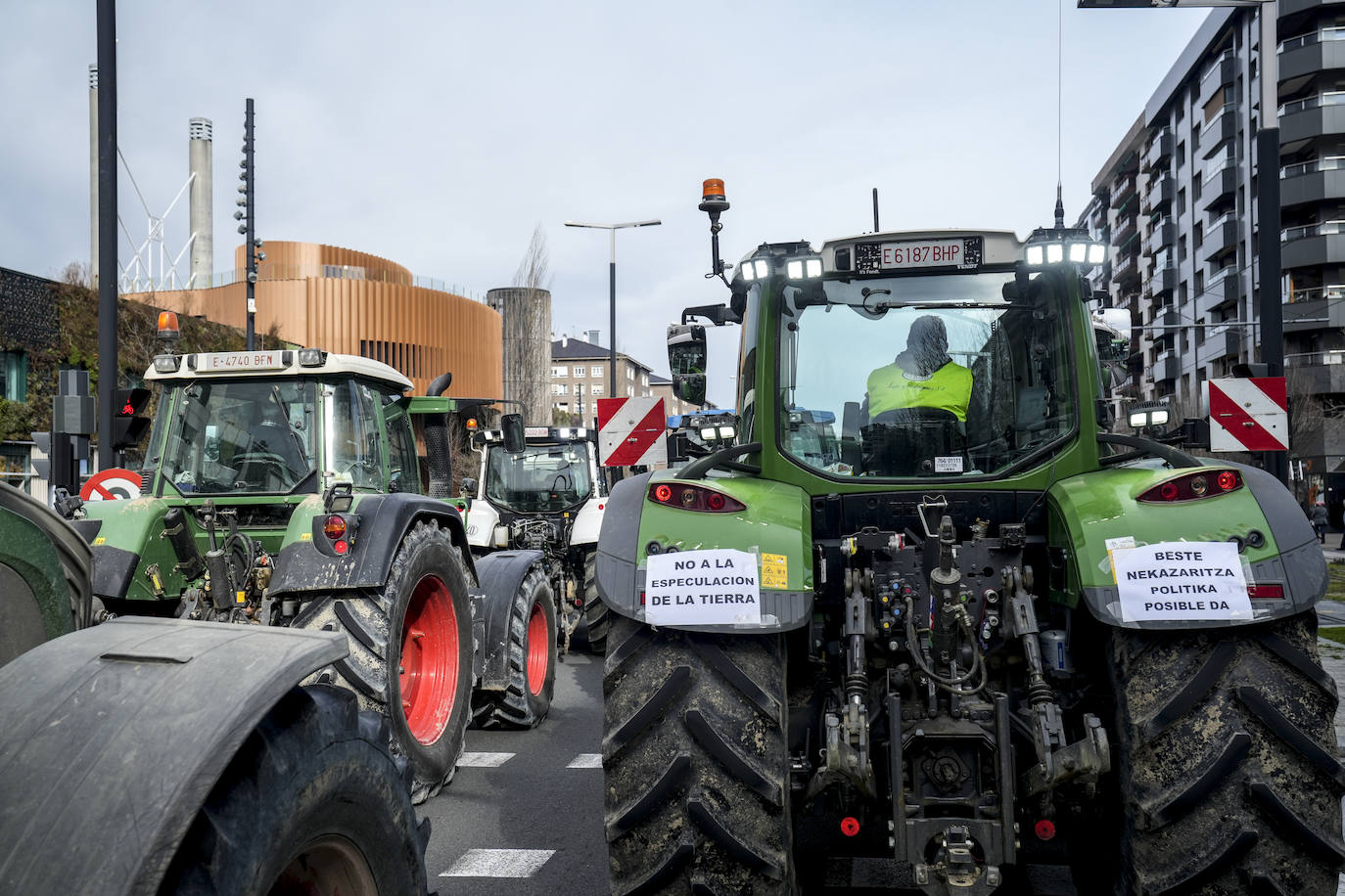 La histórica tractorada por Vitoria de los agricultores alaveses, en imágenes