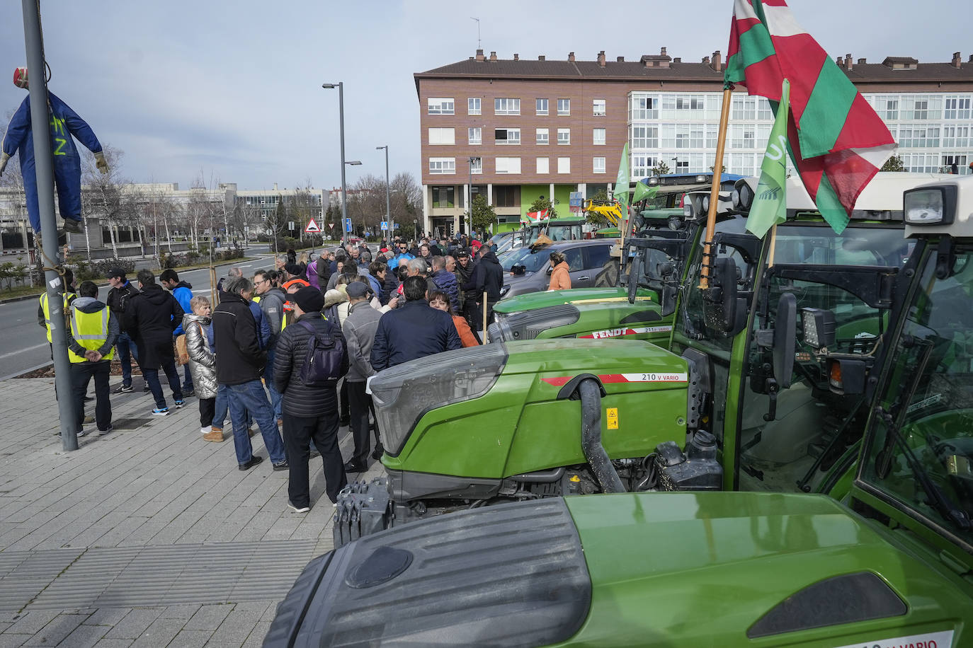 La histórica tractorada por Vitoria de los agricultores alaveses, en imágenes