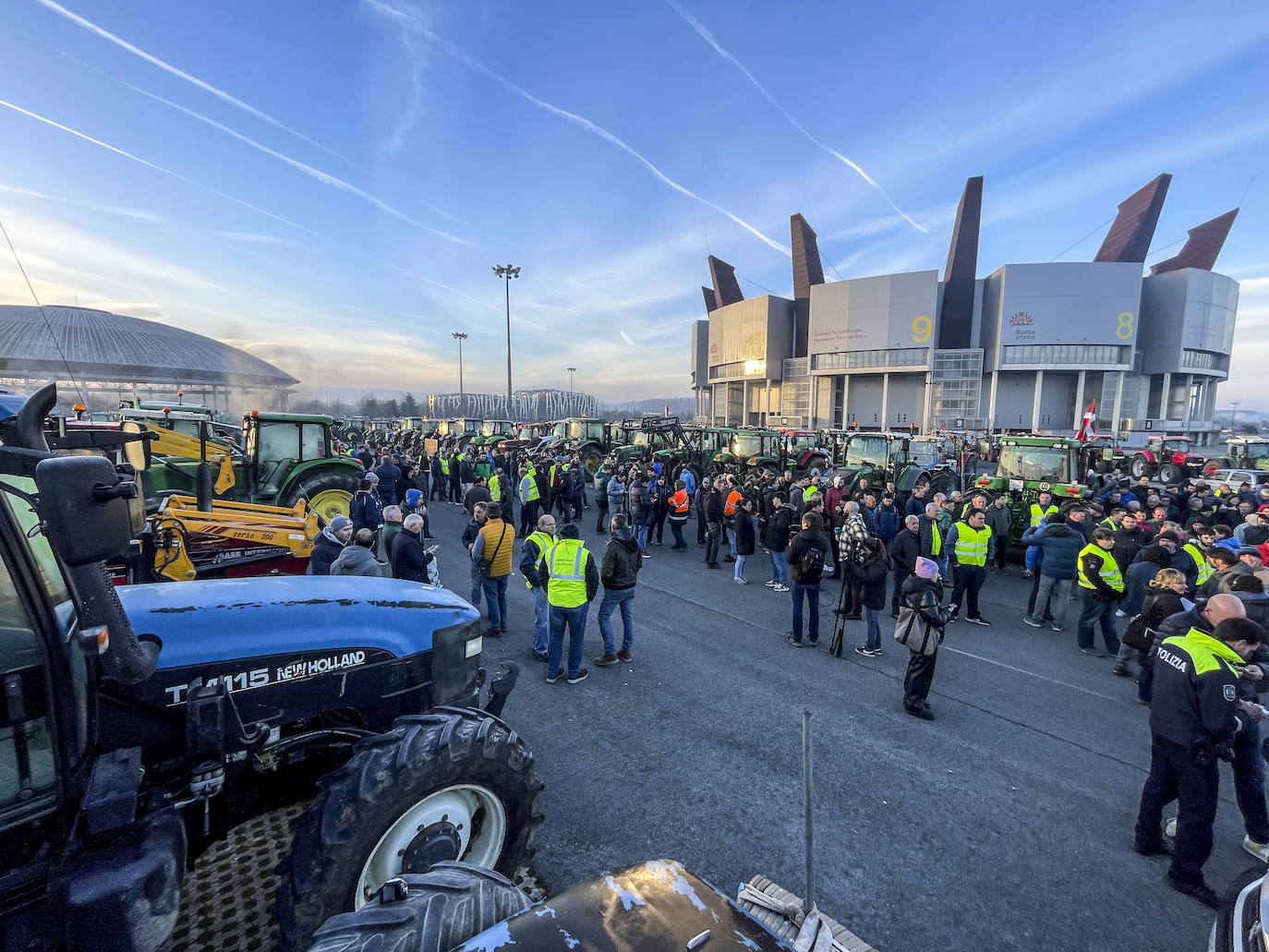 La histórica tractorada por Vitoria de los agricultores alaveses, en imágenes