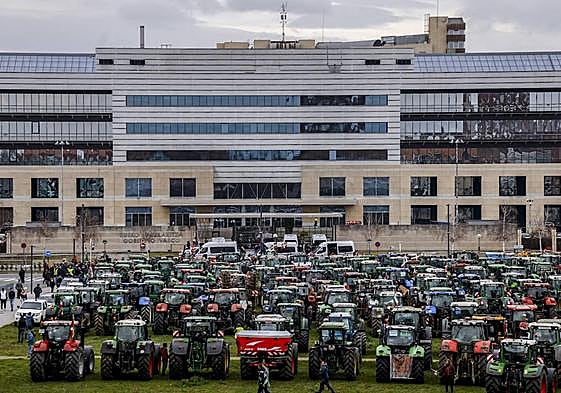 Cientos de tractores han estacionado frente a la sede del Gobierno vasco en Vitoria.