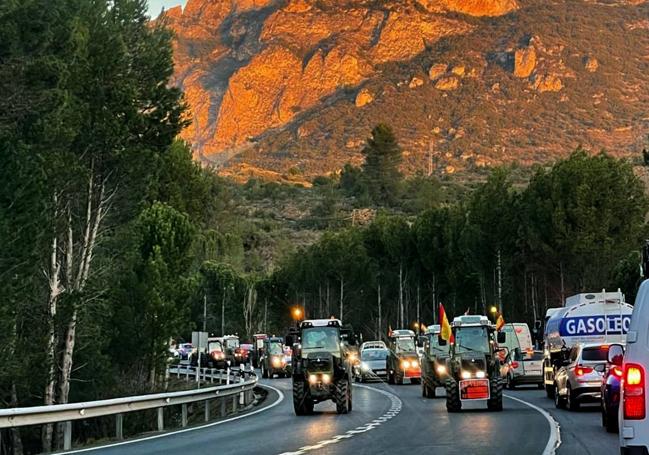 Tractores, este miércoles, circulan ocupando buena parte de la calzada en las Conchas.