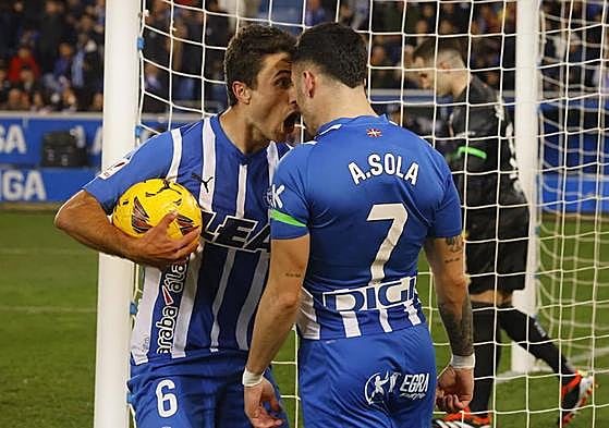 Guevara celebra con Sola su asistencia a Samu ante el Barça.