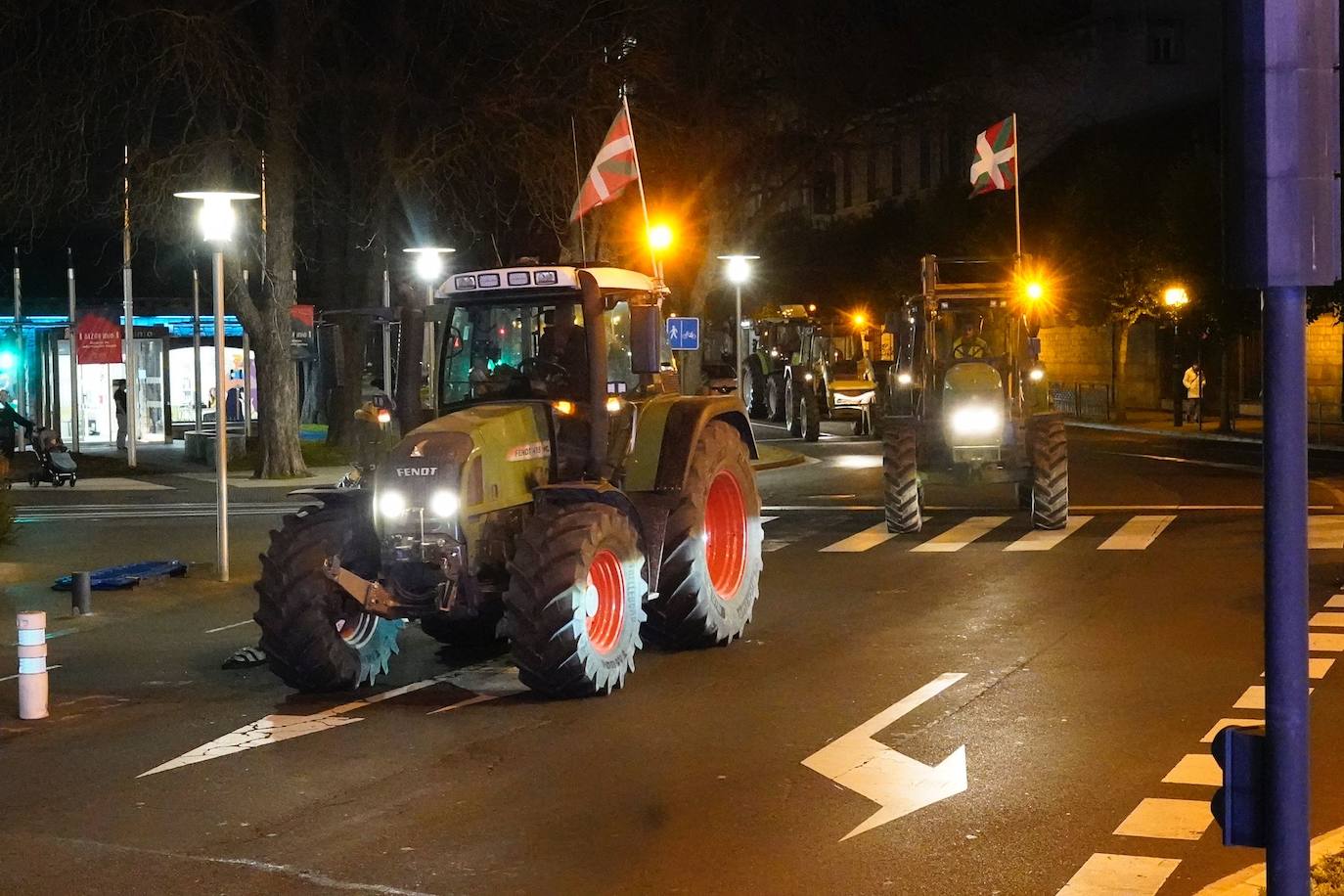 La histórica tractorada por Vitoria de los agricultores alaveses, en imágenes