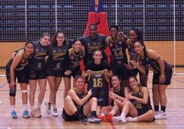 Las jugadoras del HGB Ausarta Barakaldo celebran su decimosexta victoria de la temporada.