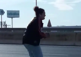 La estudiante pidiendo a los agricultores que la dejen pasar.