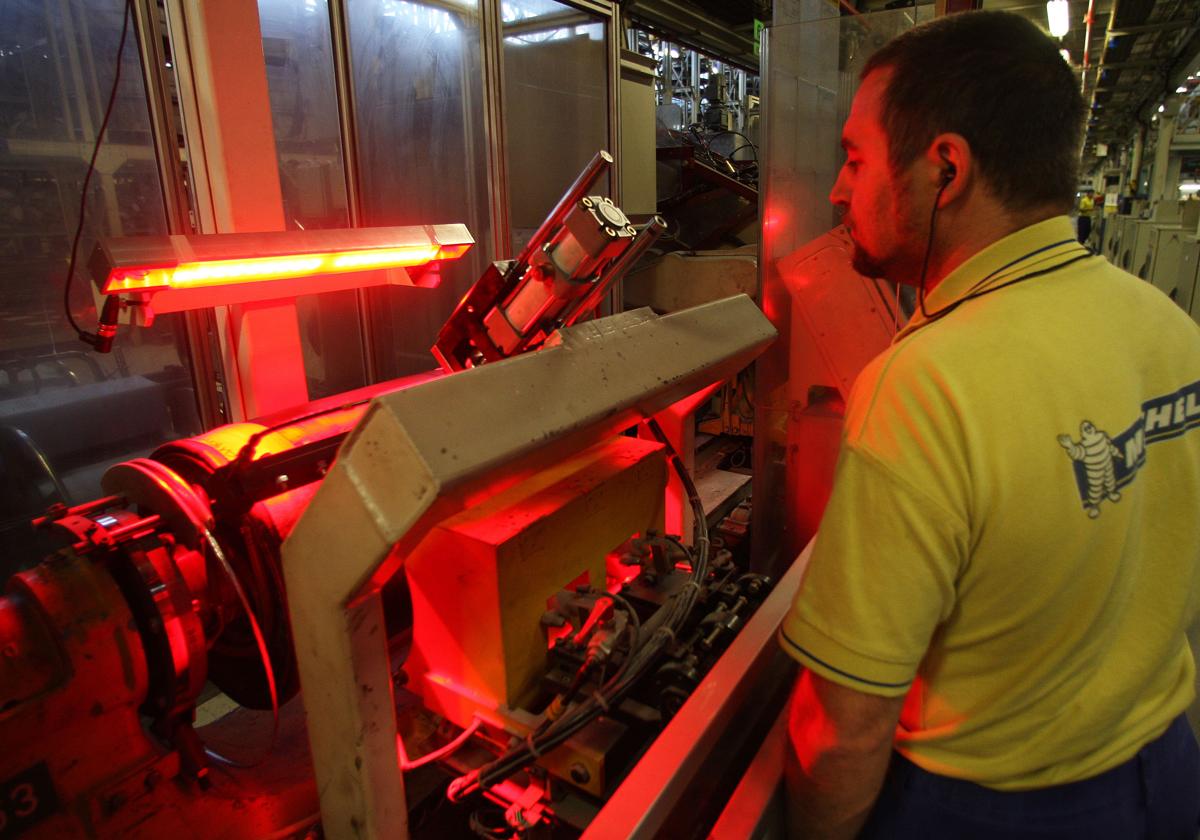 Un operario de Michelin en uno d elos procesos de la planta vitoriana