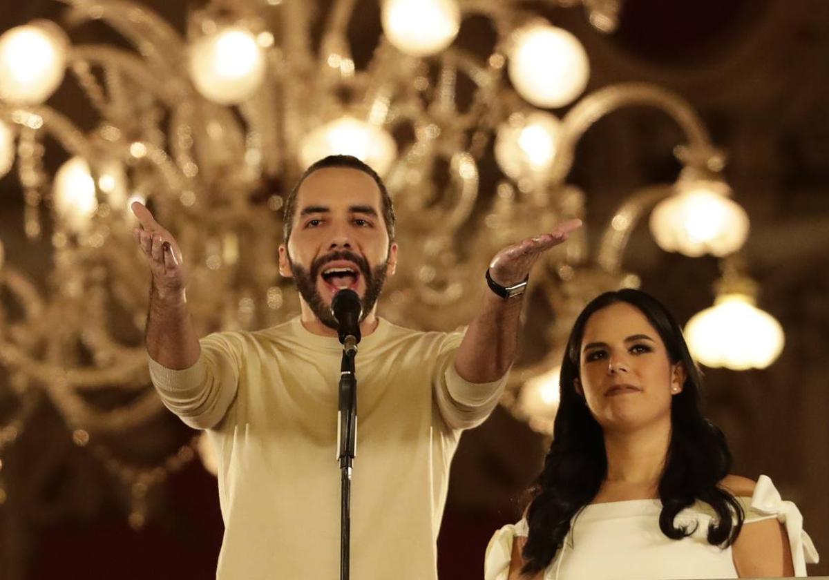 El actual presidente y ganador de la reelección de El Salvador, Nayib Bukele, habla desde el Palacio Nacional junto a su esposa, Gabriela Rodríguez de Bukele.