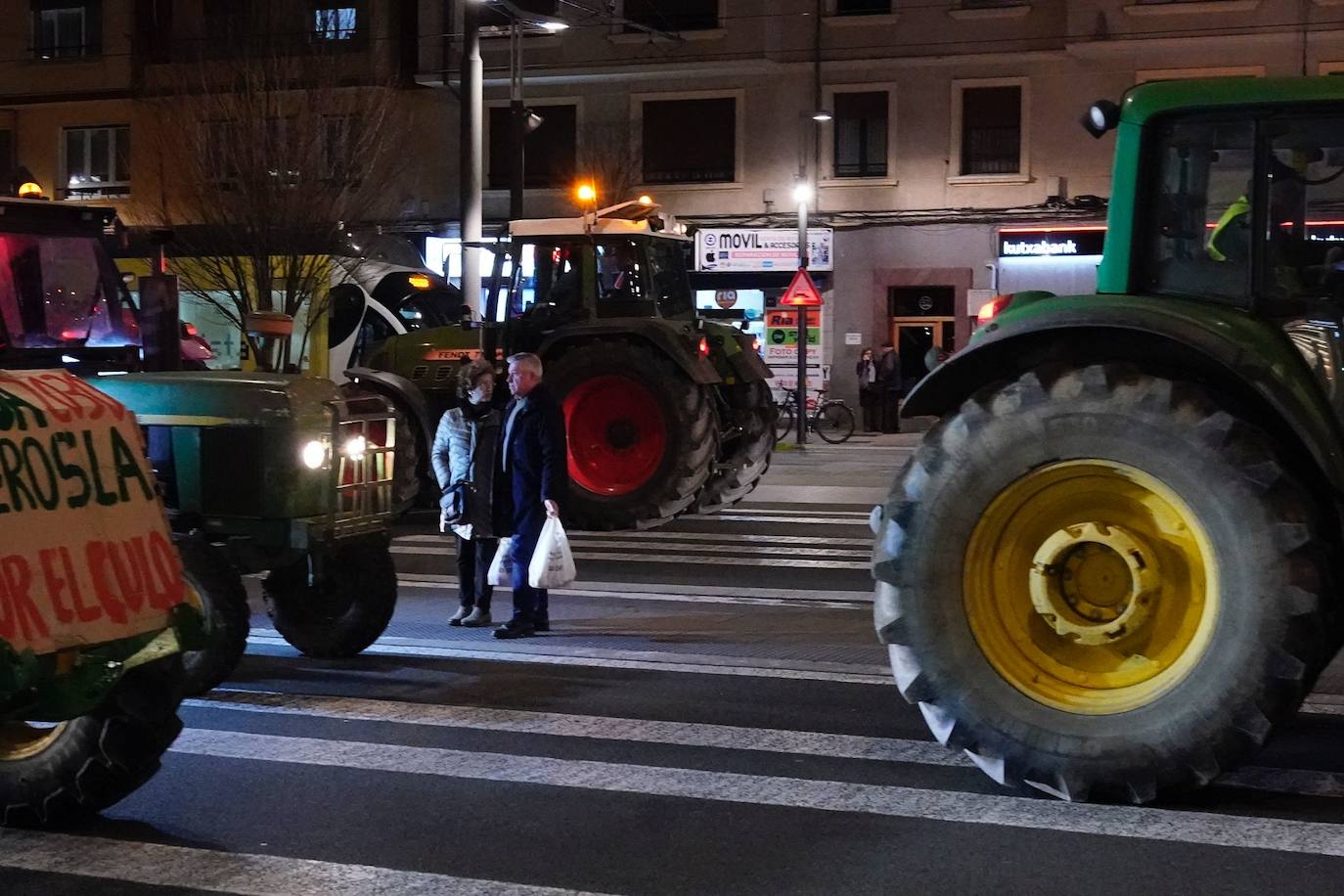 La histórica tractorada por Vitoria de los agricultores alaveses, en imágenes