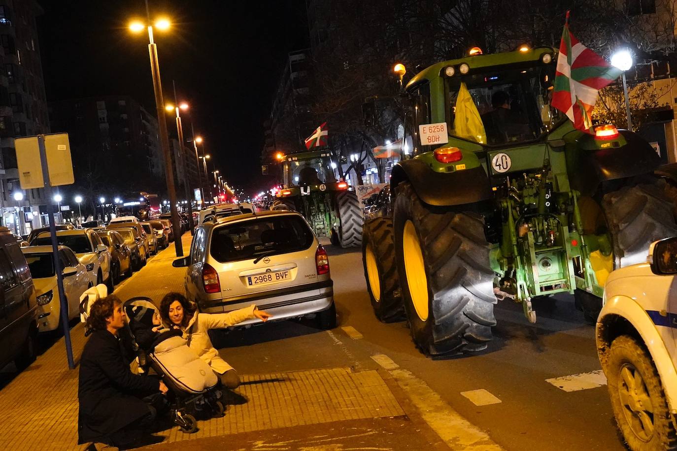 La histórica tractorada por Vitoria de los agricultores alaveses, en imágenes