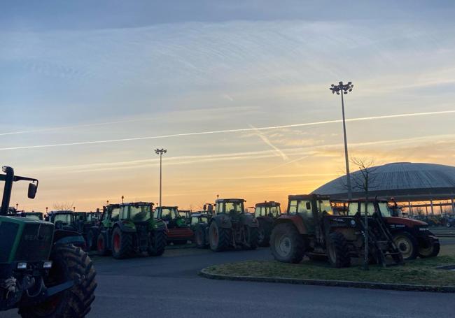 Amanecer de la tractorada junto al Buesa Arena.