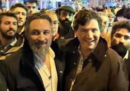 Abascal junto a Carlson, en las protestas de Ferraz