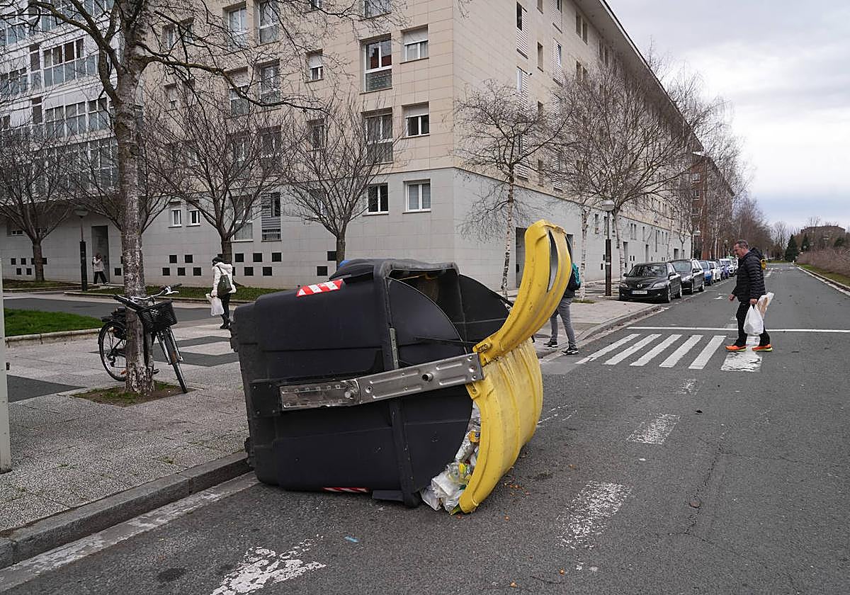 Las fuertes rachas de viento han desplazado contenedores en Vitoria.