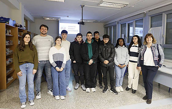 Iratxe Mairena, Borja Ramón (a la izquierda) y Ainhoa Basabe (a la derecha), junto al alumnado que representa al centro.