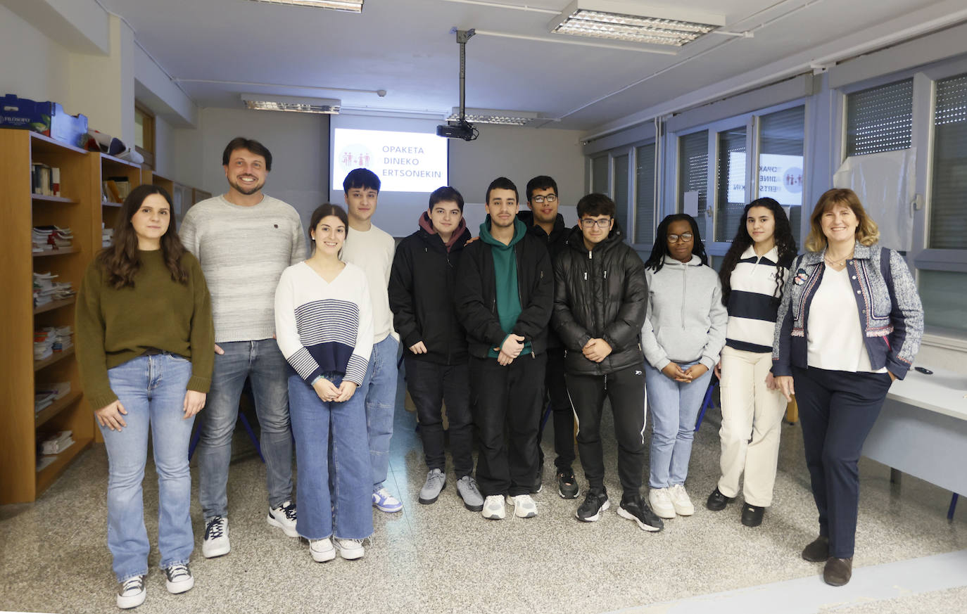 Iratxe Mairena, Borja Ramón (a la izquierda) y Ainhoa Basabe (a la derecha), junto al alumnado que representa al centro.