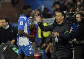 Luis García da instrucciones a Samu Omorodion en el partido ante el Barça.