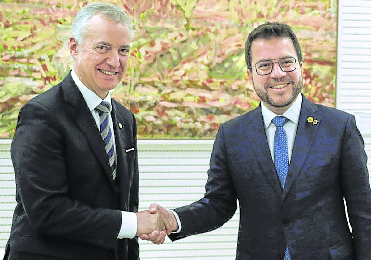 El lehendakari Urkullu y el presidente de la Generalitat, Pere Aragonès, se saludan la semana pasada en Bruselas.