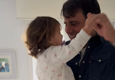El divertido baile de Ion Aramendi con su hija