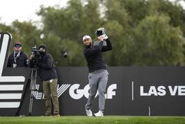 Rahm realiza la salida desde el hoyo 6 del campo del Las Vegas Country Club.