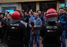 Los agricultores trasladan su protesta al Parlamento vasco