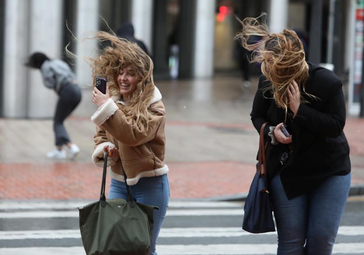 El fuerte viento se ha notado en el centro de Bilbao durante buena parte de la mañana.