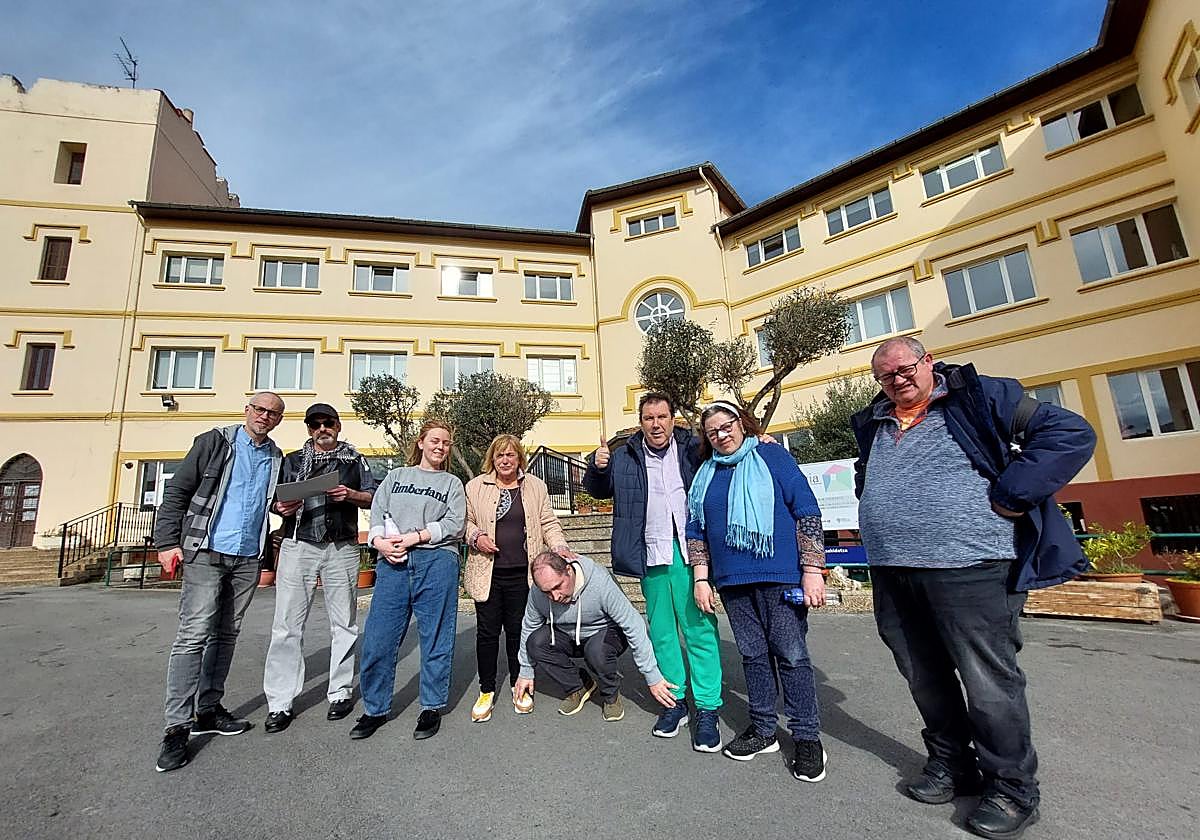 Usuarios y trabajadores de la FundaciónArgia se felicitan por el galardón.