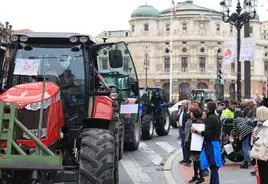 El sector primario lleva su protesta al centro de Bilbao: «Sin nosotros no hay vida»