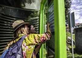 Dos jóvenes consultan la frecuencia del Bizkaibus en un pueblo de la margen derecha de Busturialdea.