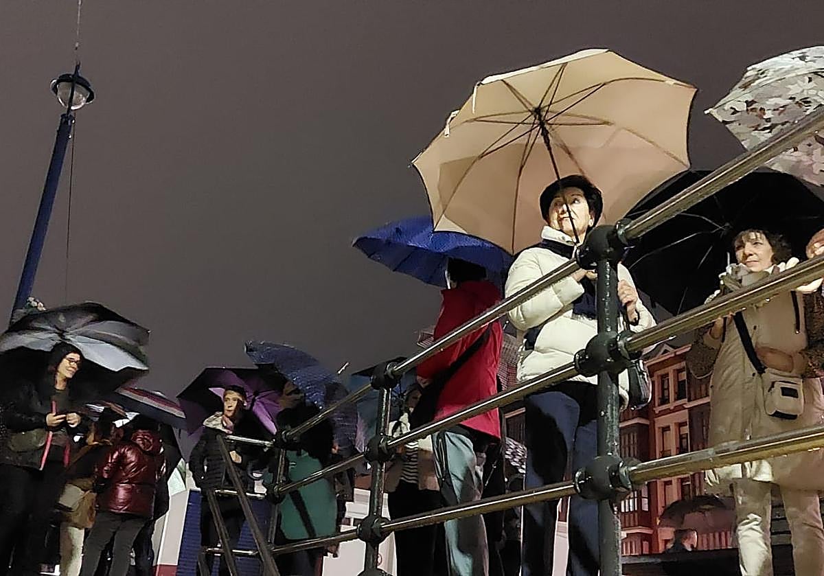 Imagen principal - Decenas de vecinos despiden al gasolino de Erandio