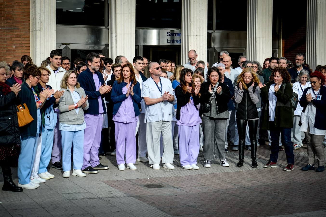 Concentración en el hospital de Cruces en recuerdo de Silvia, la mujer asesinada en Castro