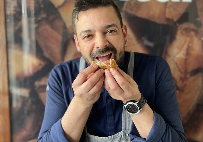 Jose González y su croqueta de cecina de León y Parmigiano Reggiano.