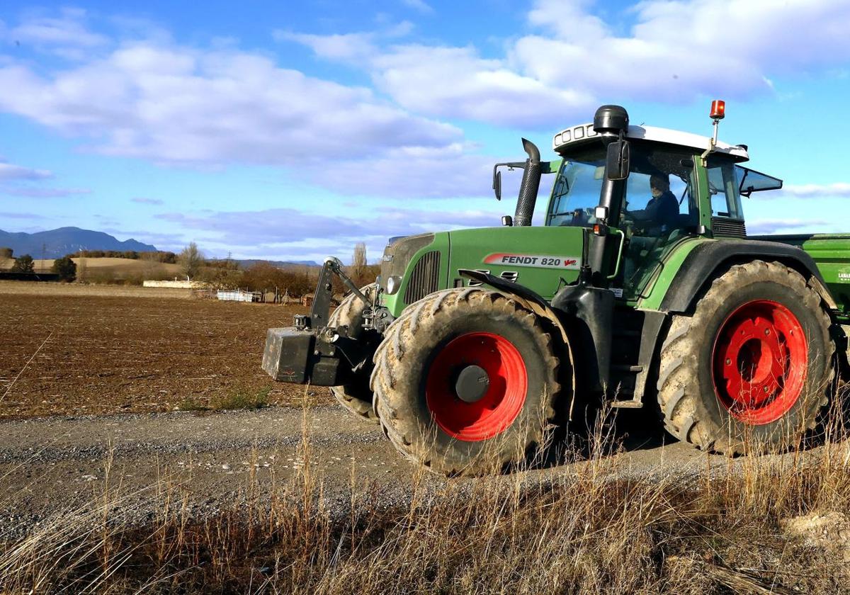 Un agricultor en tareas de cosecha.