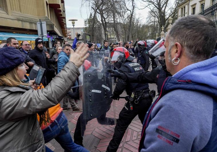 En la protesta ante el Parlamento hubo empujones, careos, abucheos y algunos golpes.