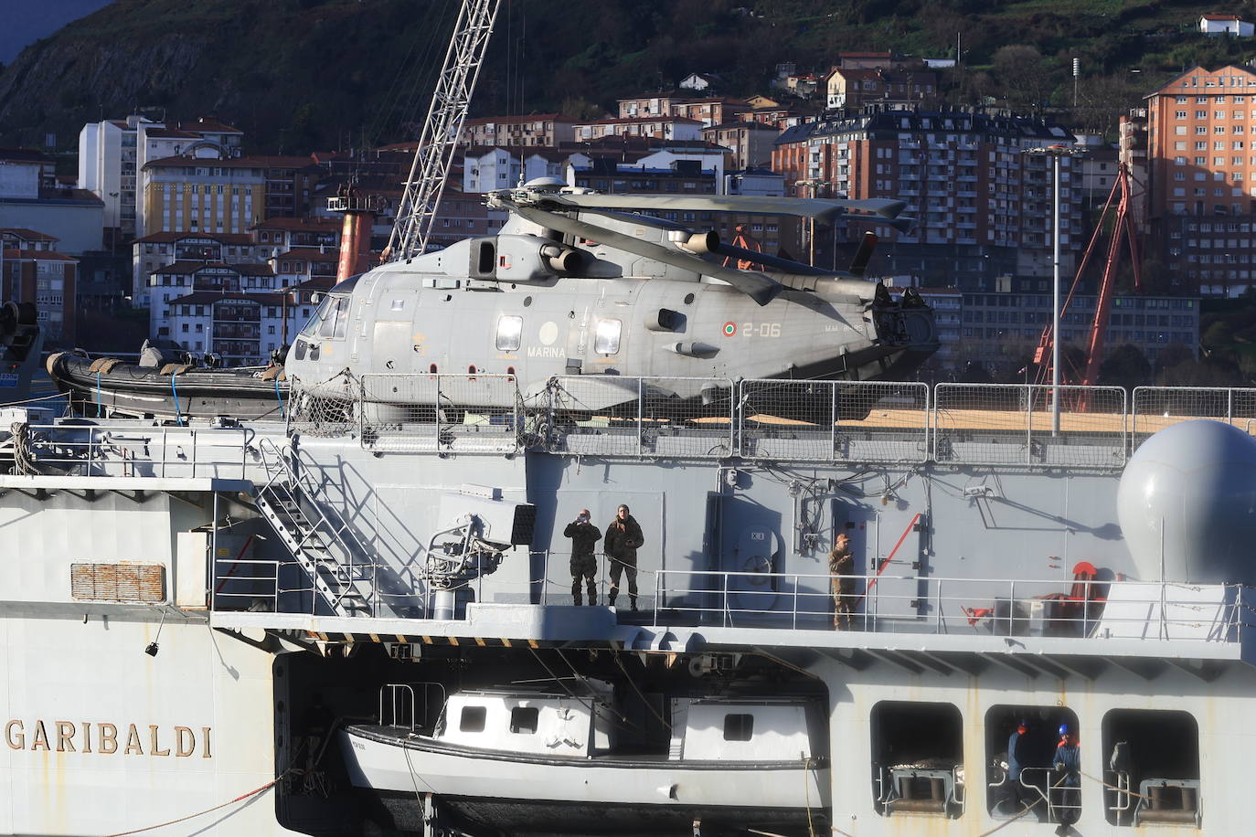 La entrada en el Puerto de Getxo de los dos barcos militares italianos