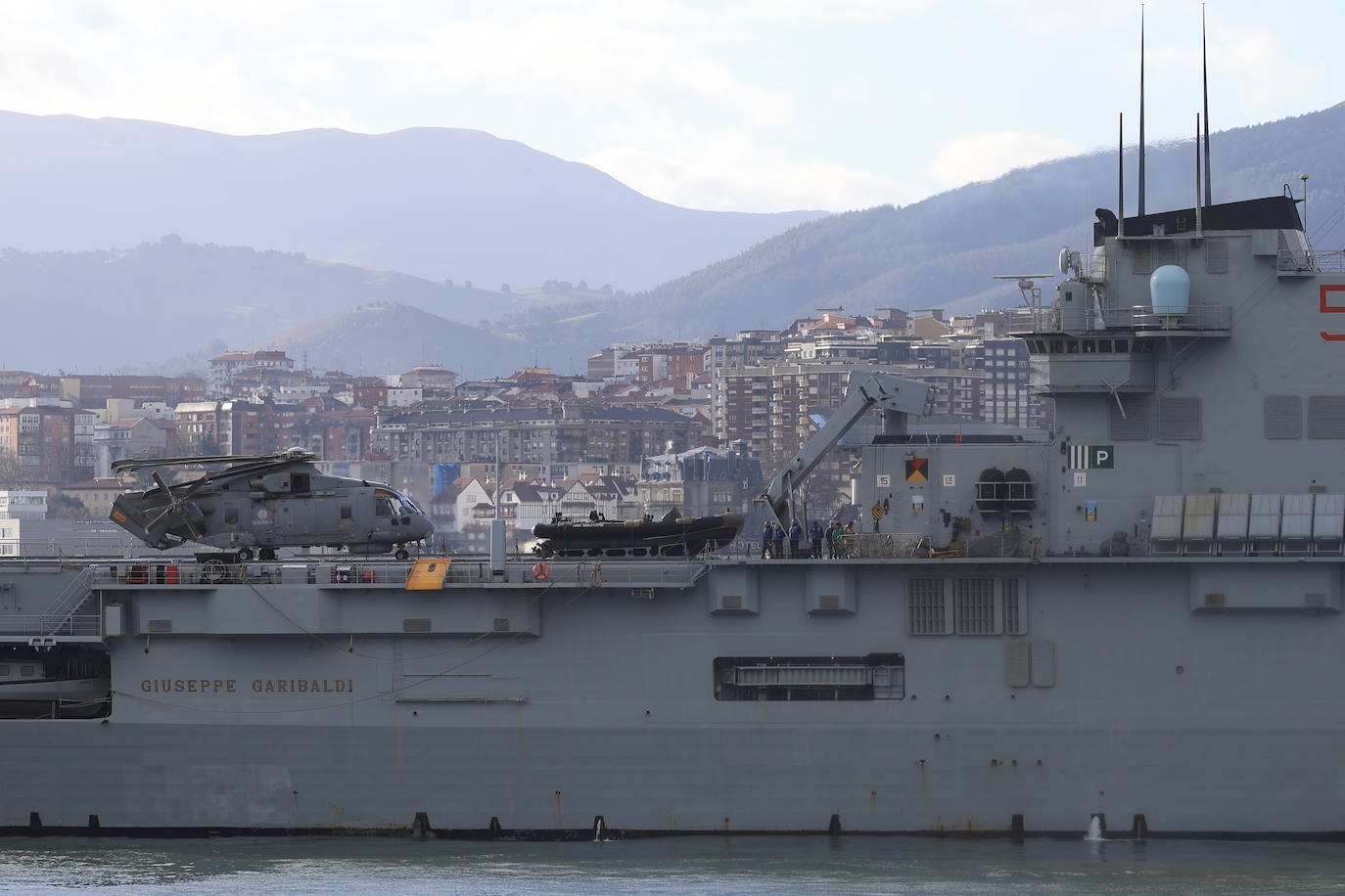 La entrada en el Puerto de Getxo de los dos barcos militares italianos