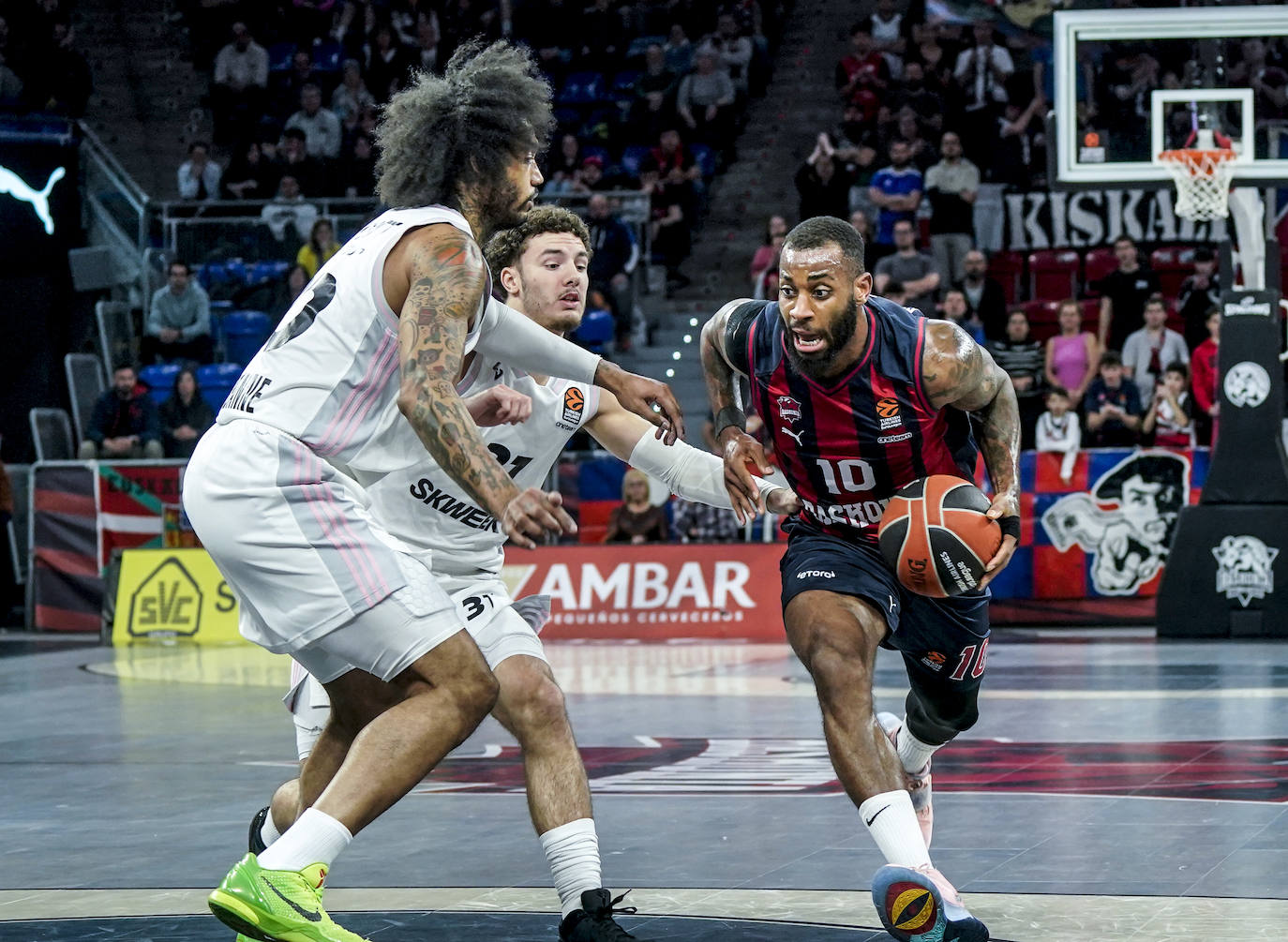 Mcintyre se dispone a pisar la zona del Asvel en busca de una ventaja.