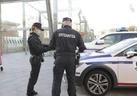 Dos agentes de la Ertzaintza a las puertas de la parada del metro de Algorta.