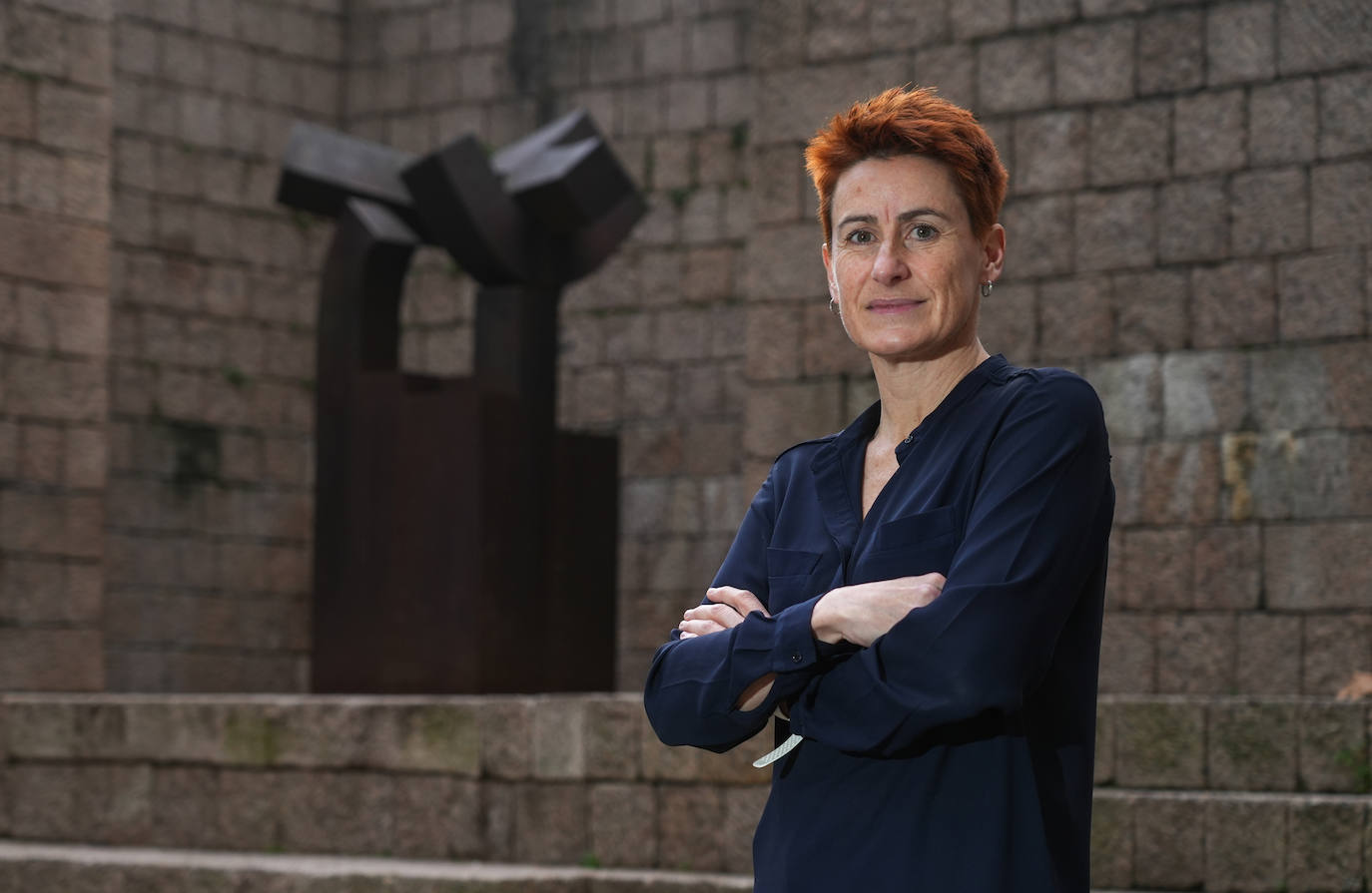 Kristina Apiñaniz posa junto a la escultura que Chillida dedicó a Los Fueros