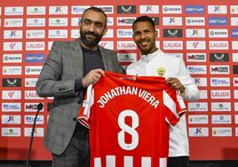 El director general de la UD Almería, Mohamed El Assy, sujeta la camiseta junto al centrocampista Jonathan Viera