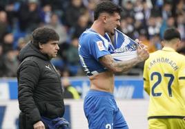 Javi López se muerde la camiseta con rabia tras lesionarse.