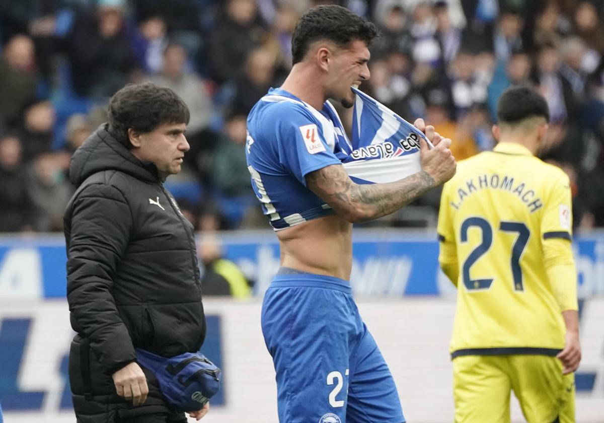 Javi López se muerde la camiseta con rabia tras lesionarse.