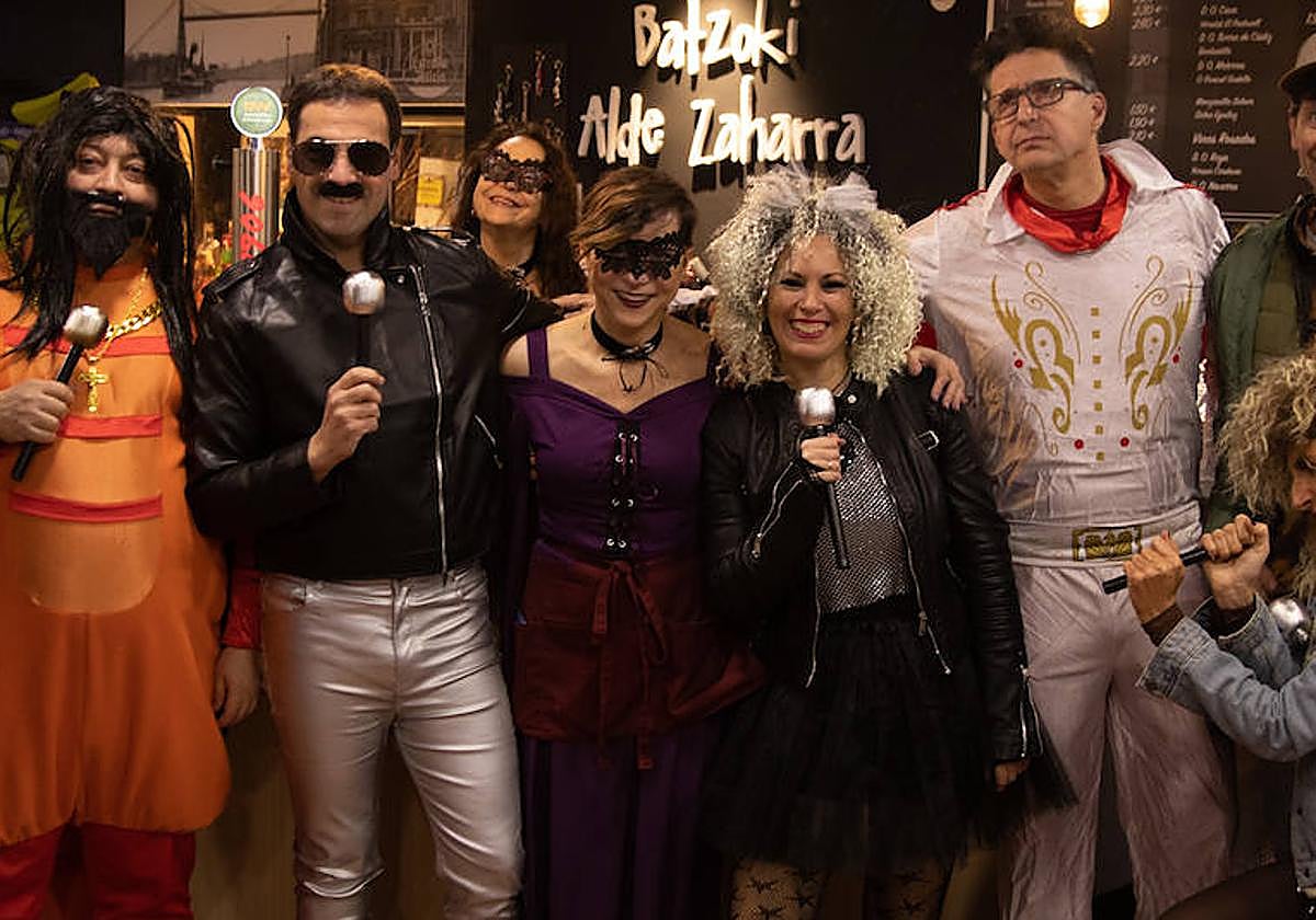 Pradales, junto con sus amigos, este sábado.