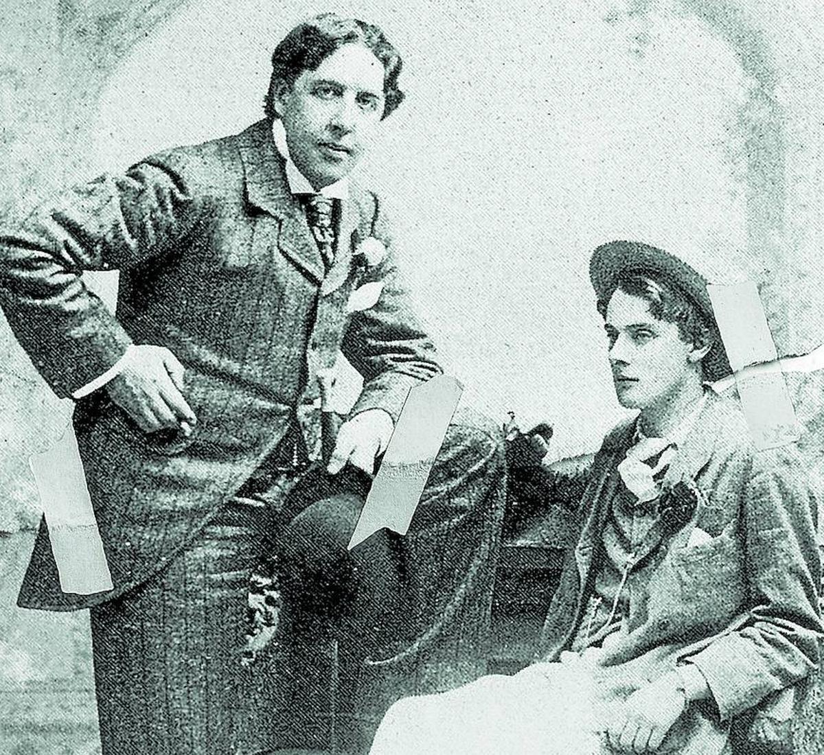 Oscar Wilde junto a Alfred Douglas, una relación que analiza en un libro Luis Antonio de Villena.