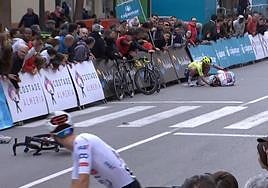 Brutal caída en la meta de la Clásica de Almería