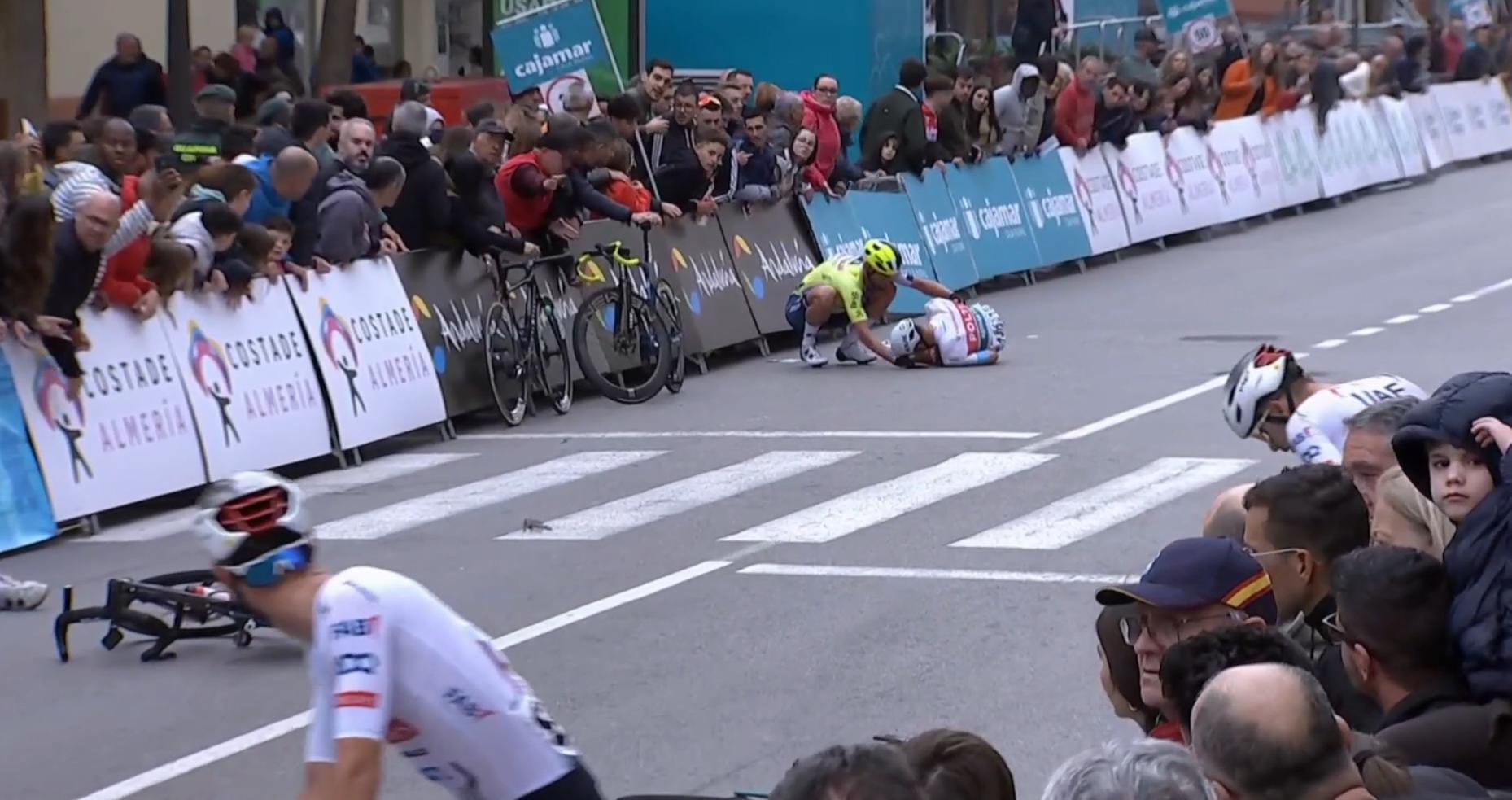 Brutal caída en la meta de la Clásica de Almería