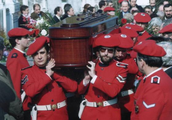 Compañeros del agente asesinado por ETA con una bomba lapa en su coche portan el féretro en su funeral