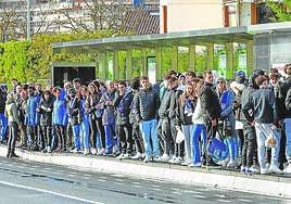Docenas de aficionados del Glorioso aguardan a que el BEI pase por Salbatierrabide.