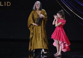 La emoción de la niña vizcaína Sofía Otero al entregar el premio a su compañera Ane Gabarain