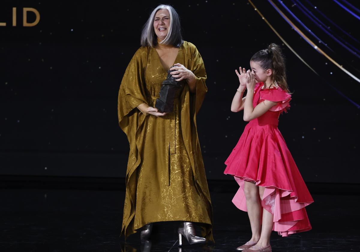 La emoción de la niña vizcaína Sofía Otero al entregar el premio a su compañera Ane Gabarain